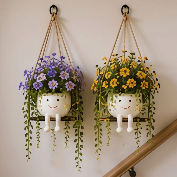 Florawipp – Schwingstuhl-Blumentopf mit Smiley-Detail