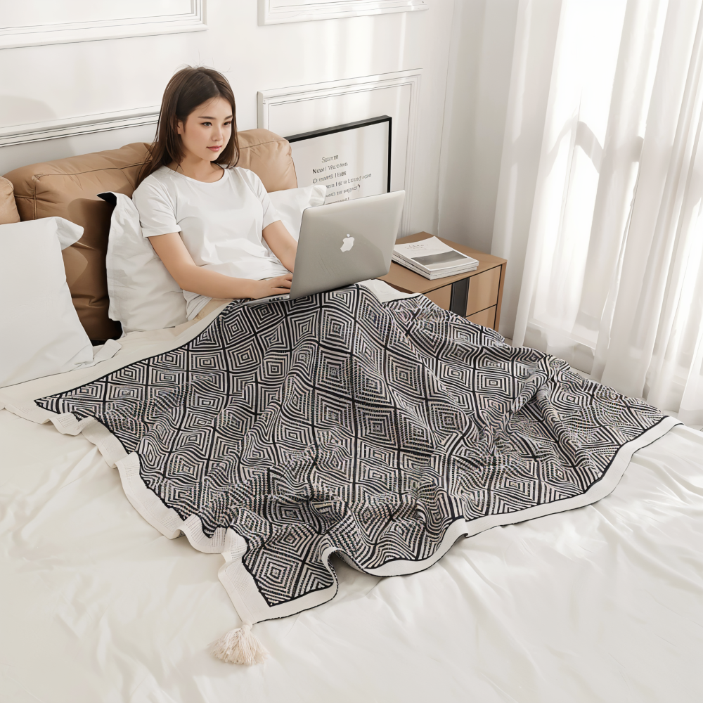 Schlafix - Schwarz-Weiße geometrische Fleece Decke aus