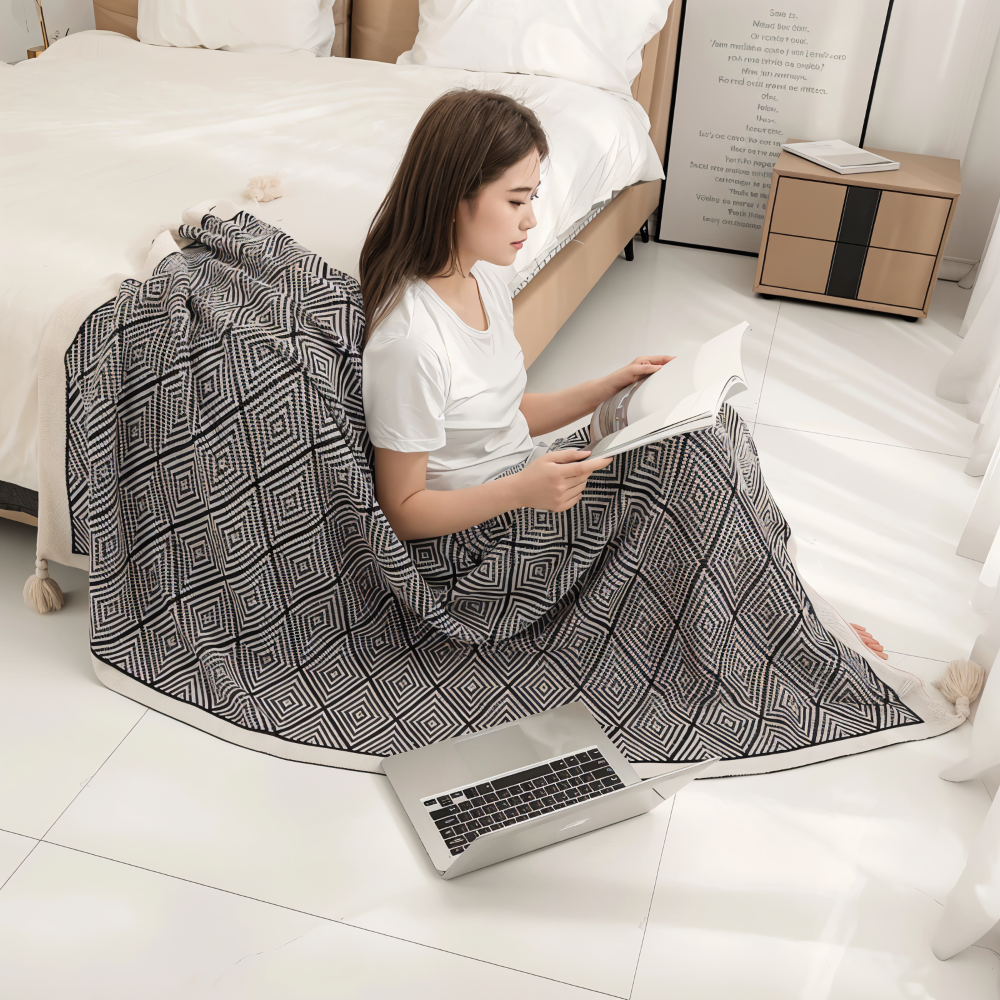Schlafix - Schwarz-Weiße geometrische Fleece Decke aus