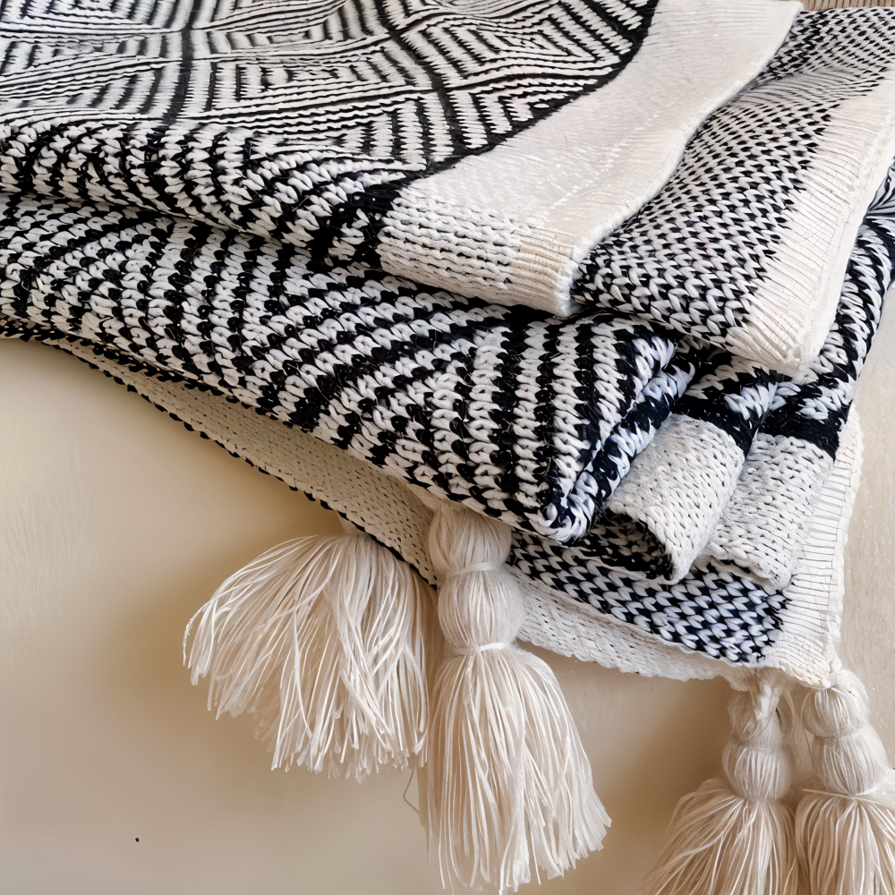 Schlafix - Schwarz-Weiße geometrische Fleece Decke aus