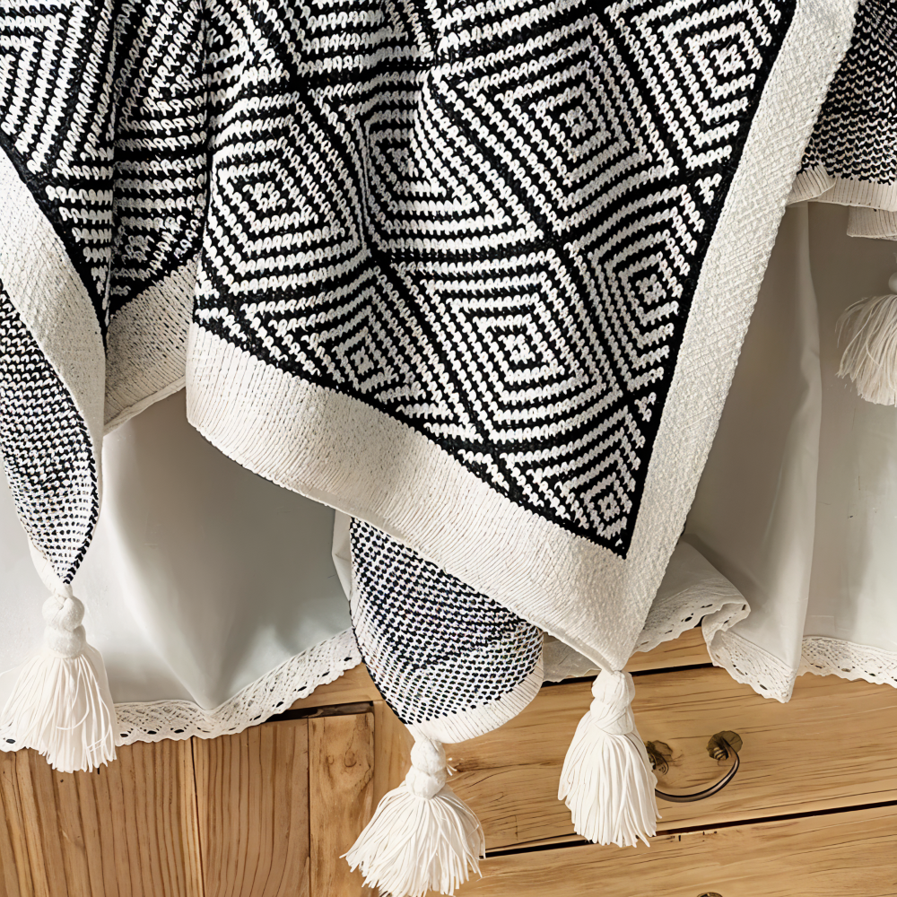 Schlafix - Schwarz-Weiße geometrische Fleece Decke aus