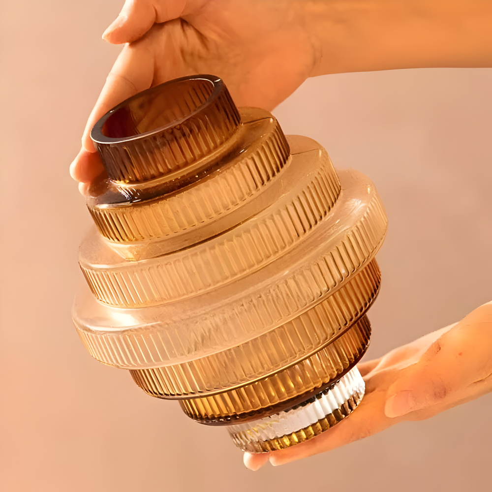 Elegante Amberglas-Vase - Zeitgenössisches Dekorationsstück für stilvolle Wohnräume