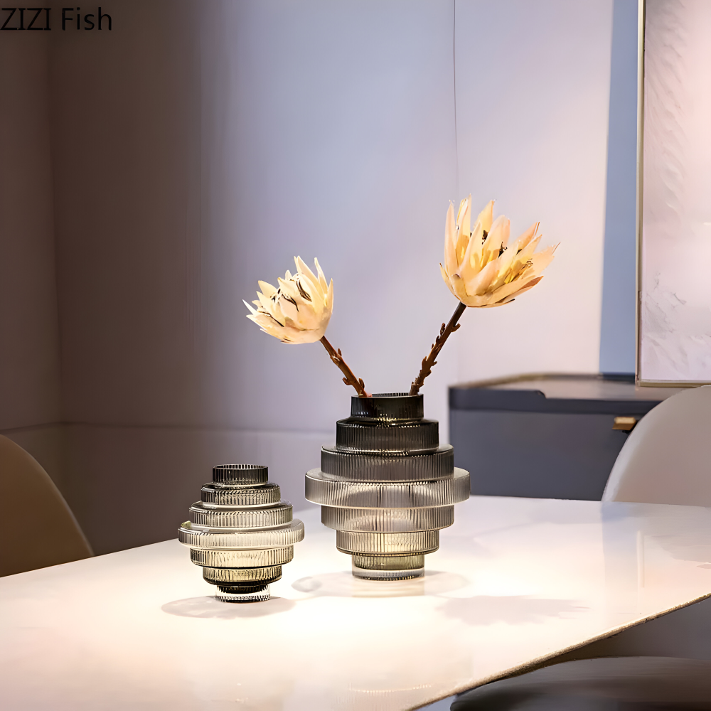 Elegante Amberglas-Vase - Zeitgenössisches Dekorationsstück für stilvolle Wohnräume