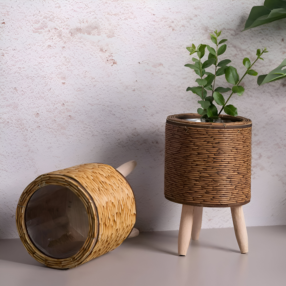 Rattanoptik - Pflanzgefäß mit Holzfüßen