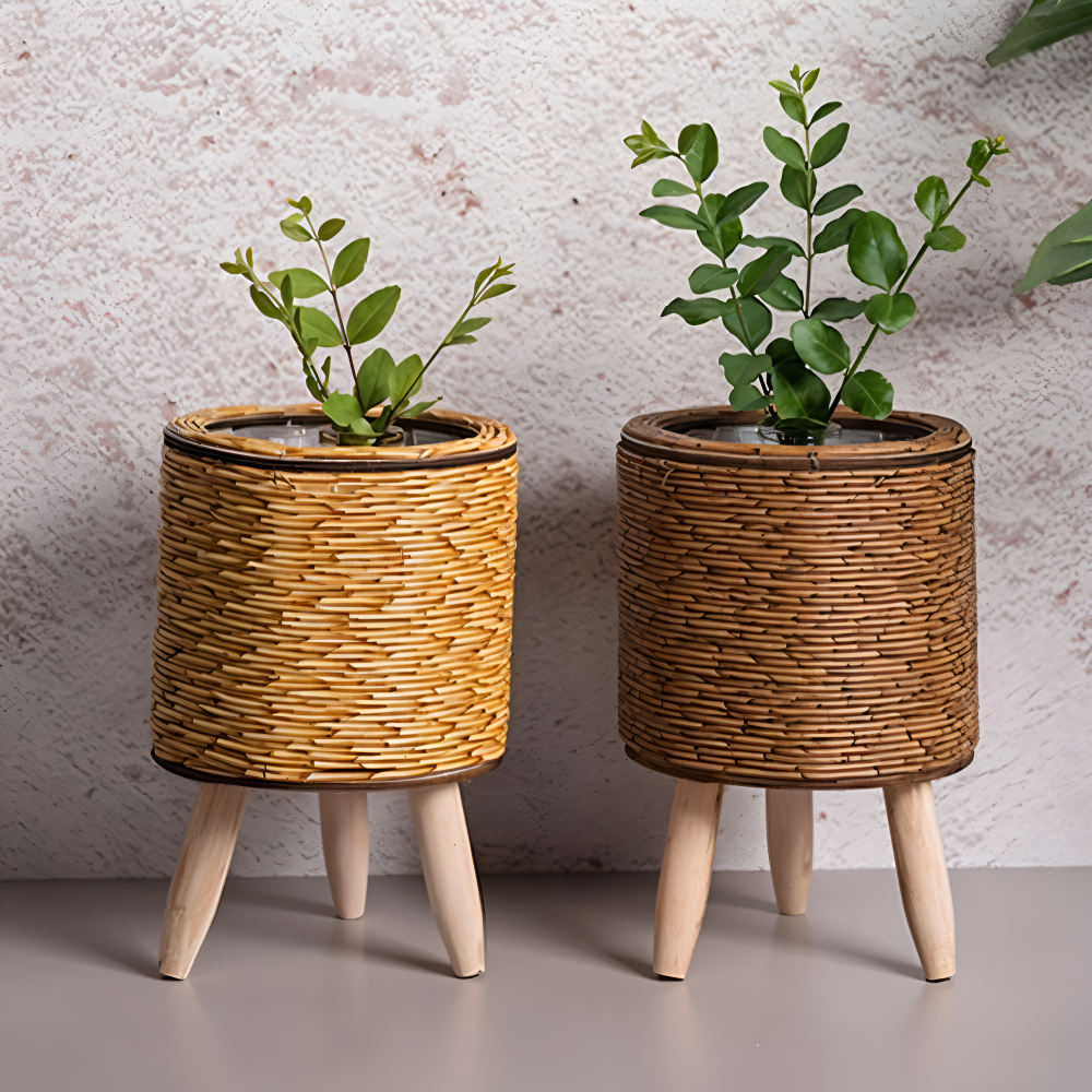 Rattanoptik - Pflanzgefäß mit Holzfüßen