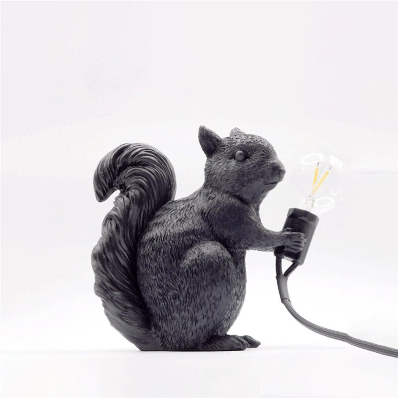 Nordische - Eichhörnchen-Tischleuchte aus Kunstharz
