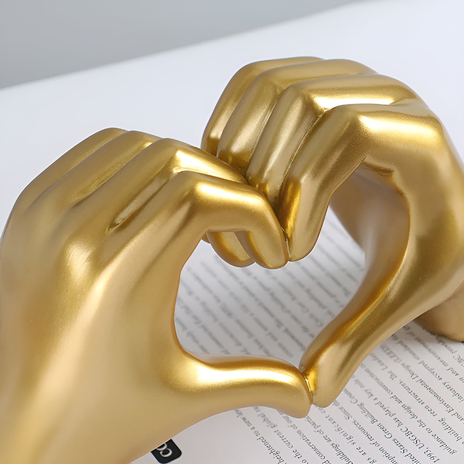 Sculpted - Love - Hand-Skulptur Liebe aus Harz 25x14x9 cm
