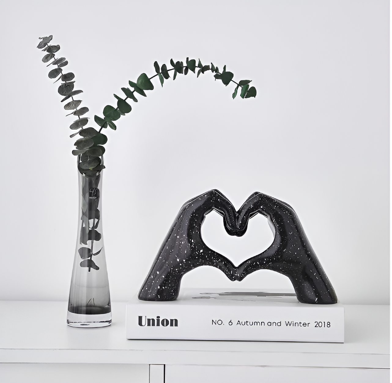 Sculpted - Love - Hand-Skulptur Liebe aus Harz 25x14x9 cm