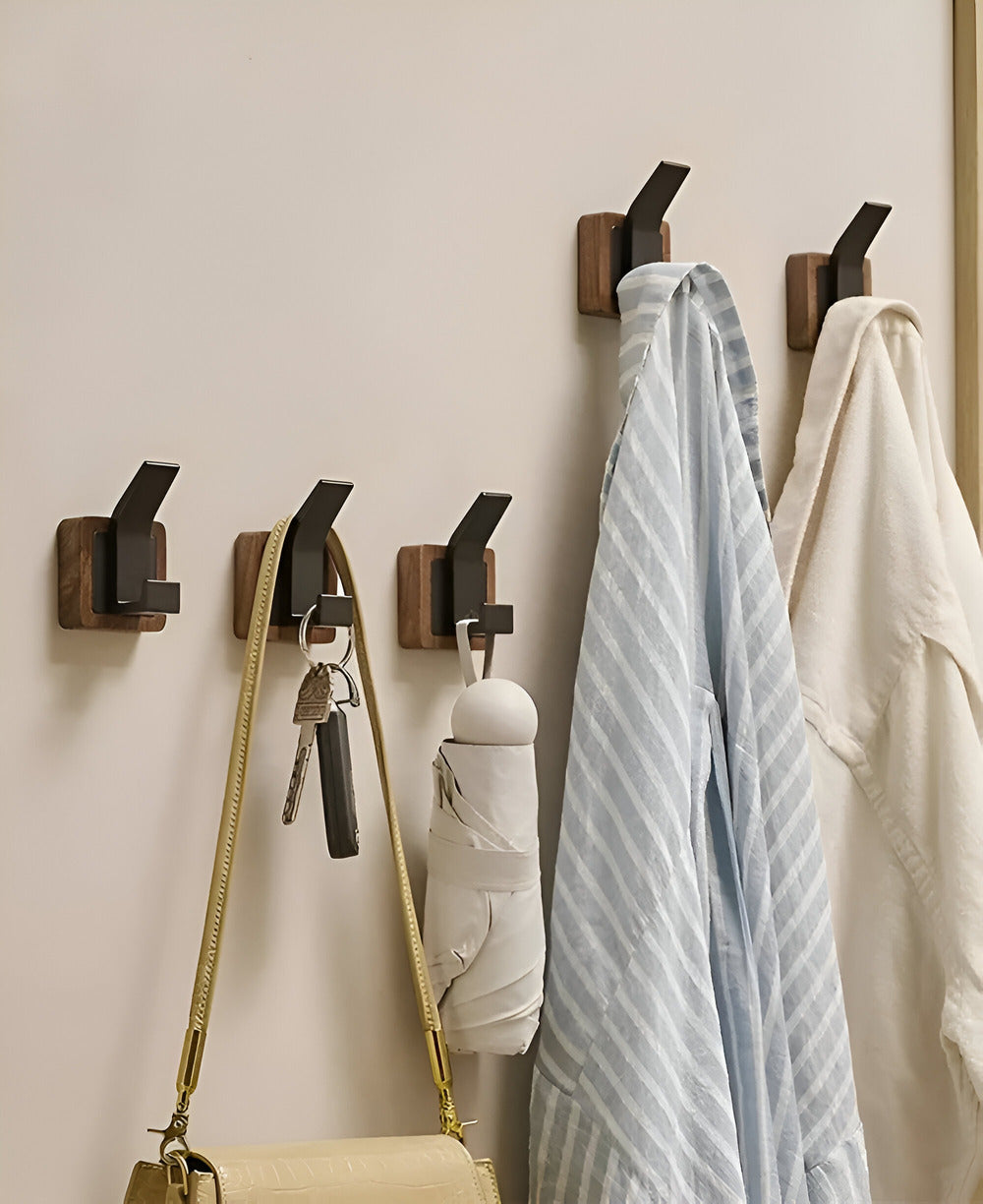 Stylischer Wandgarderoben aus Walnuss mit Vielseitigen Haken für Effiziente Wohnorganisation in jedem Raum