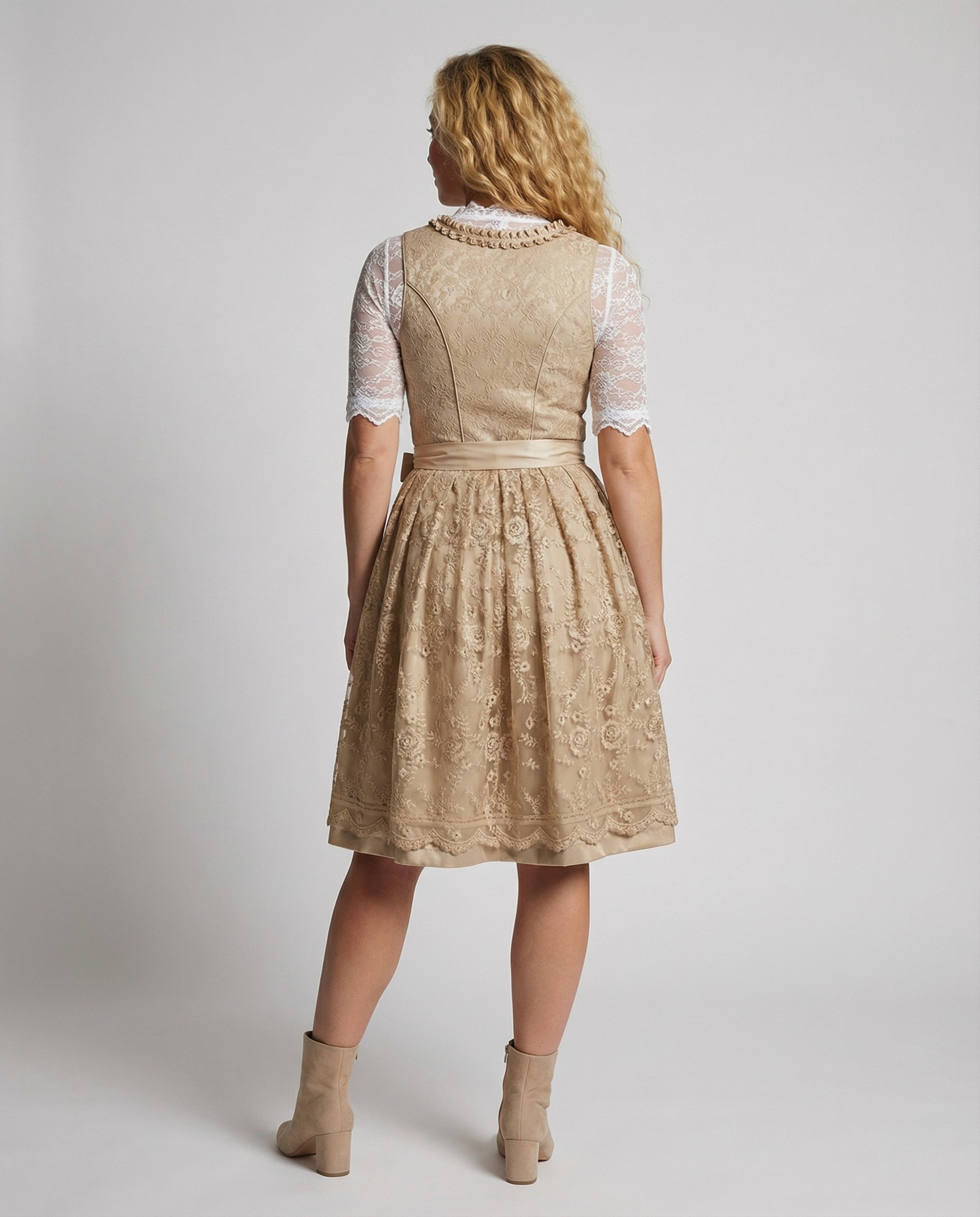 Elegantes Dirndl für Damen mit Schürze