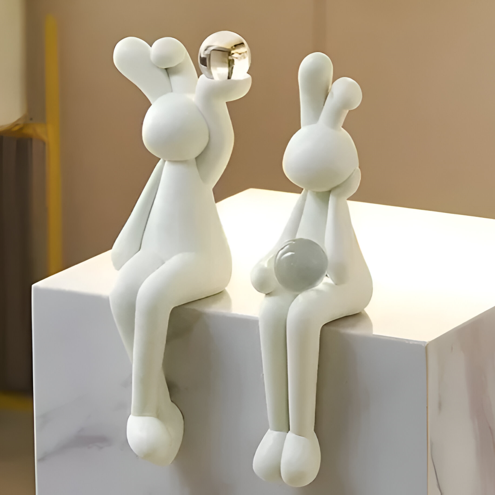 Glänzend - weißer Osterhase aus Harz mit Kristallkugel 3 cm