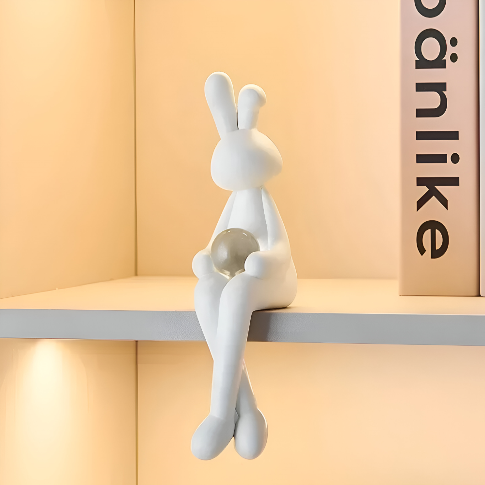 Glänzend - weißer Osterhase aus Harz mit Kristallkugel 3 cm
