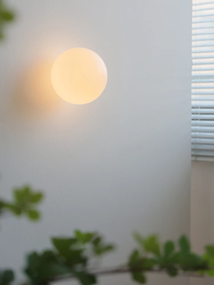 Mureto - Weiße LED-Wandleuchte in Glaskugelform