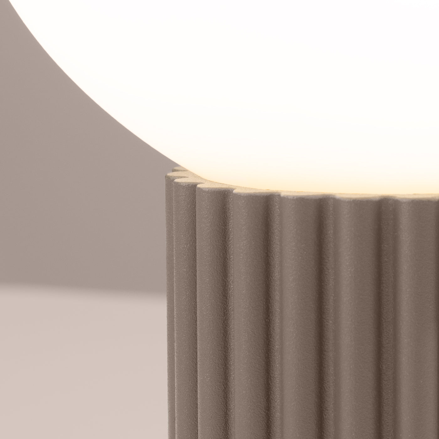 Lino - Tischleuchte in Taupe mit mattiertem Glaskugel