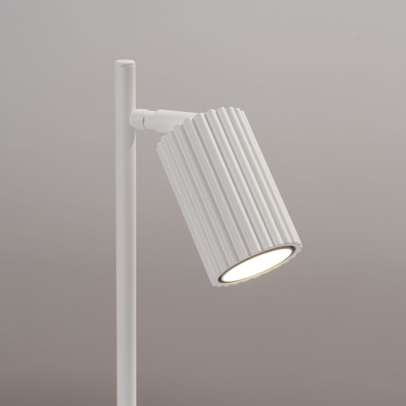 Lino - Tischlampe weiß im geriffelten Röhrendesign