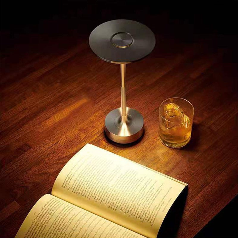 Pivo - Elegante LED-Tischleuchte aus gebürstetem Aluminium