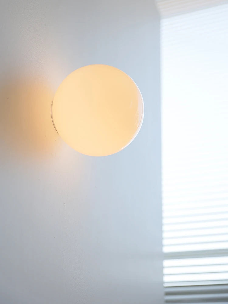 Mureto - Weiße LED-Wandleuchte in Glaskugelform