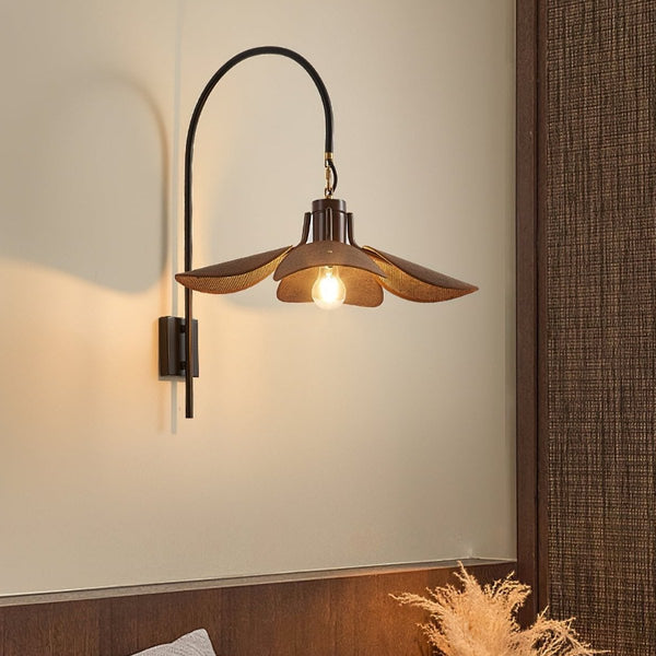 Petal - Wandleuchte Petal Bloom aus Metall, Holz und Leinen