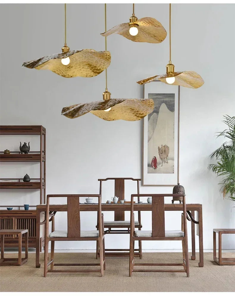 Lucero - Goldene Pendelleuchte im Lotusblatt-Design mit