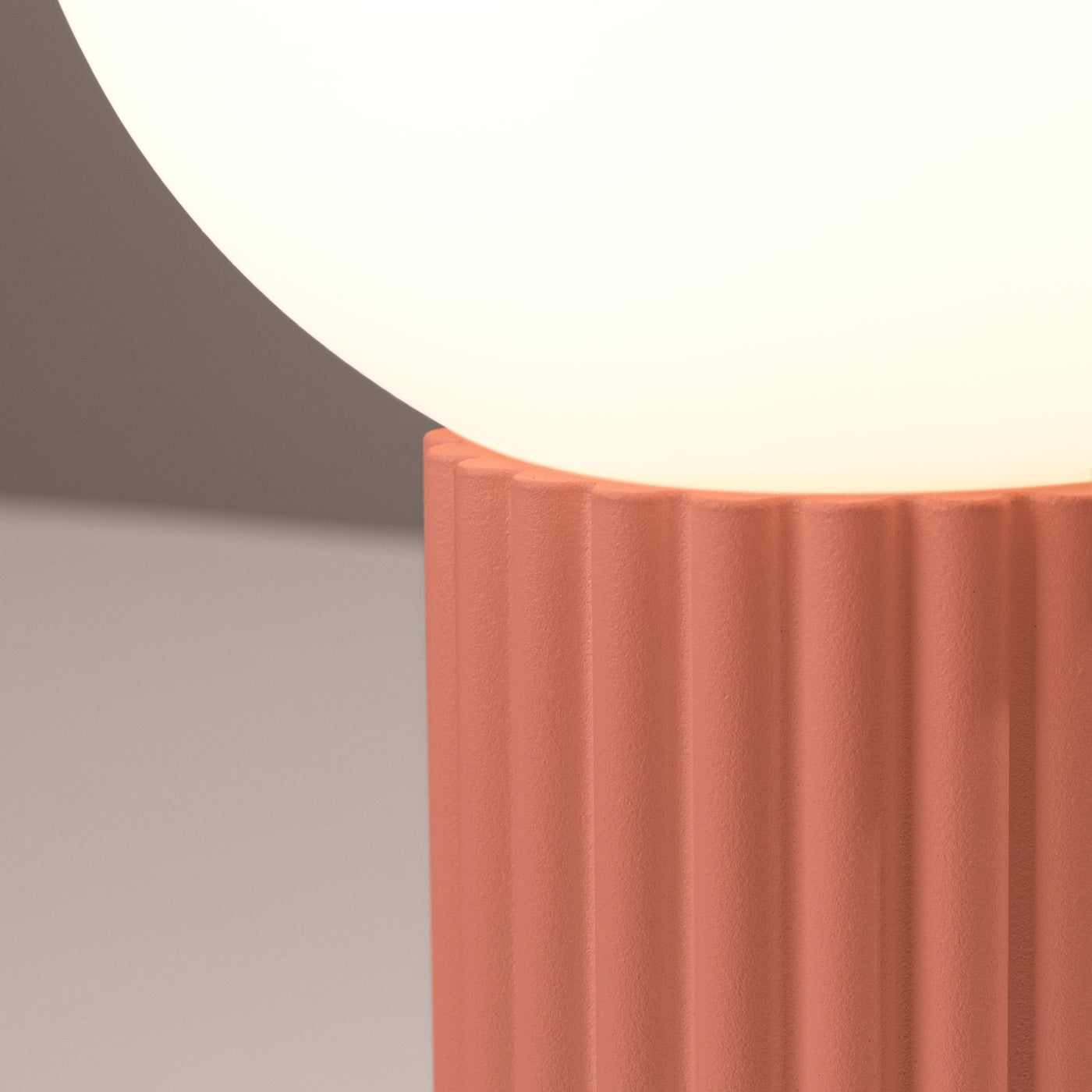 Mesalux - Pfirsichfarbene Tischleuchte mit mattiertem Glas