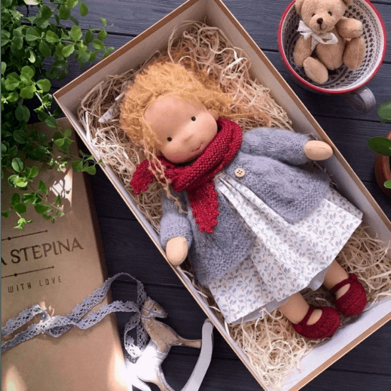 TaleSprout - Handgefertigte Waldorf-Puppe aus Weichen Naturmaterialien