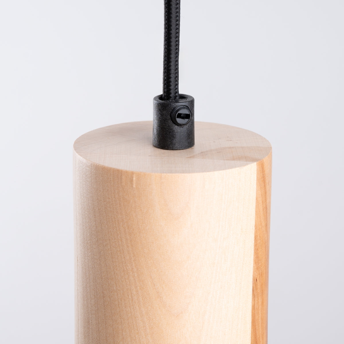 Stella - Schwarze Pendelleuchte mit Holzelementen