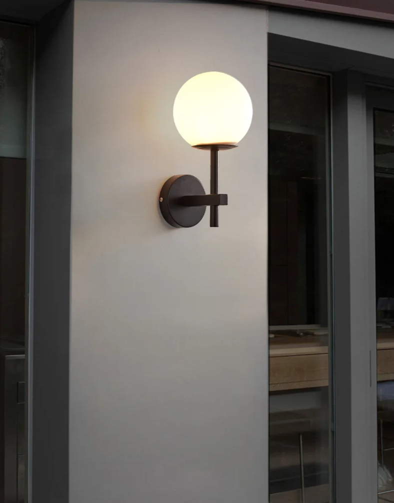 Parietta - LED-Wandleuchte mit Glaskugel