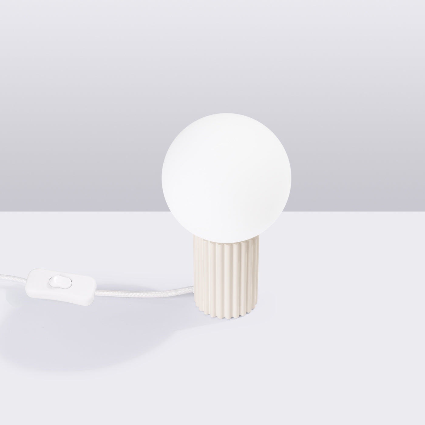 Bureia - Beige Tischleuchte mit mattiertem Glasschirm