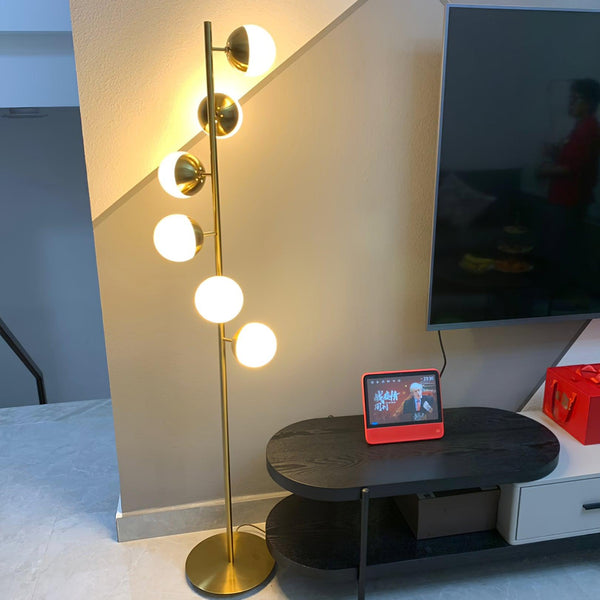 Vertika - Elegante LED-Baumlampe mit weißen Glasschirmen