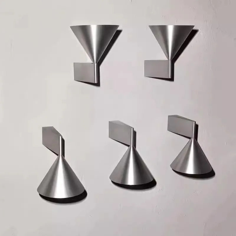 Minimalistische - Wandleuchte aus silberfarbenem Aluminium