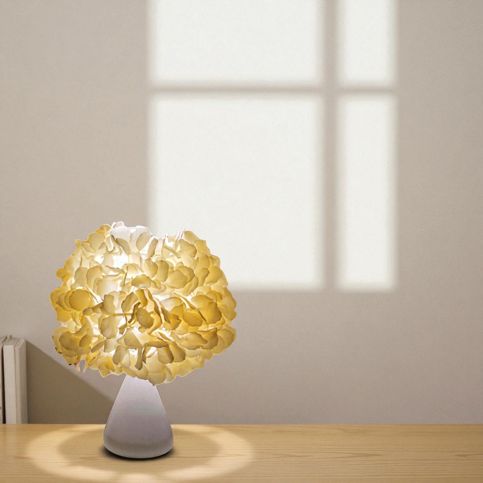 Tischlampe mit Blumenbouquet und klassischem Design für elegantes, sanftes Licht