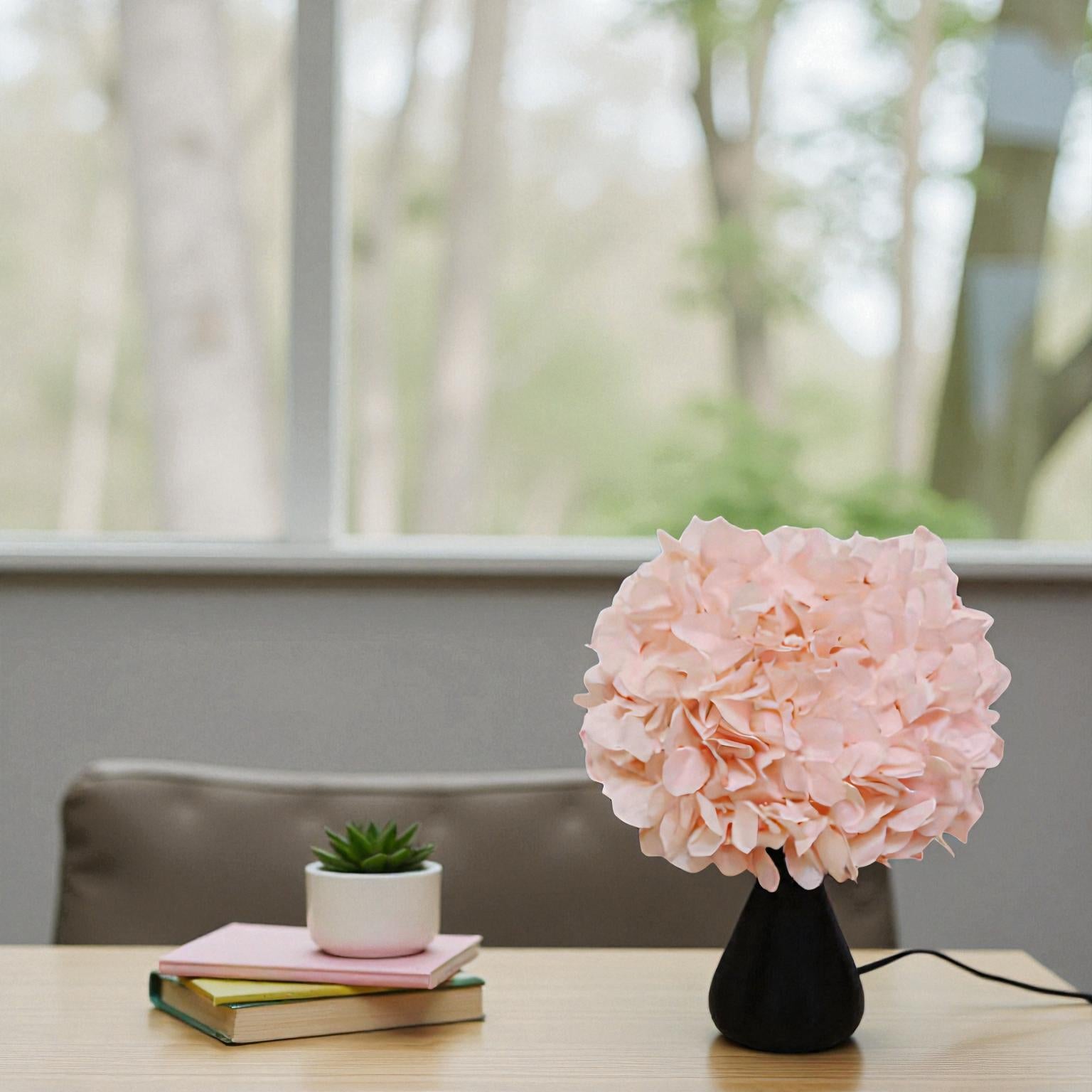 Tischlampe mit Blumenbouquet und klassischem Design für elegantes, sanftes Licht