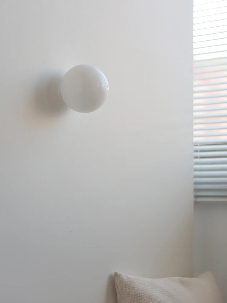 Mureto - Weiße LED-Wandleuchte in Glaskugelform