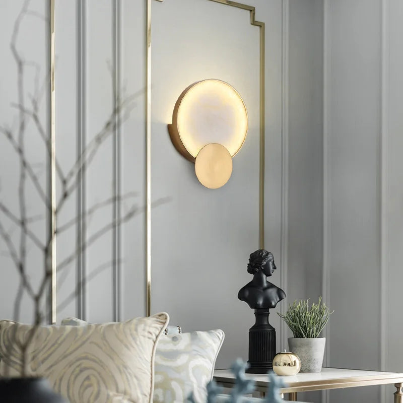 Luzana - Runde Marmor-Wandleuchte mit Kupferfinish in Gold
