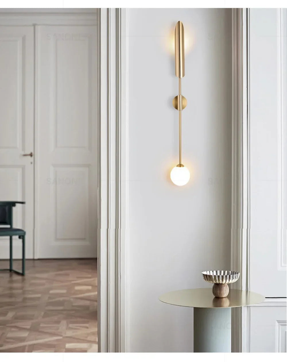 Lateralis - Goldene Wandleuchte mit klarem Glasschirm und