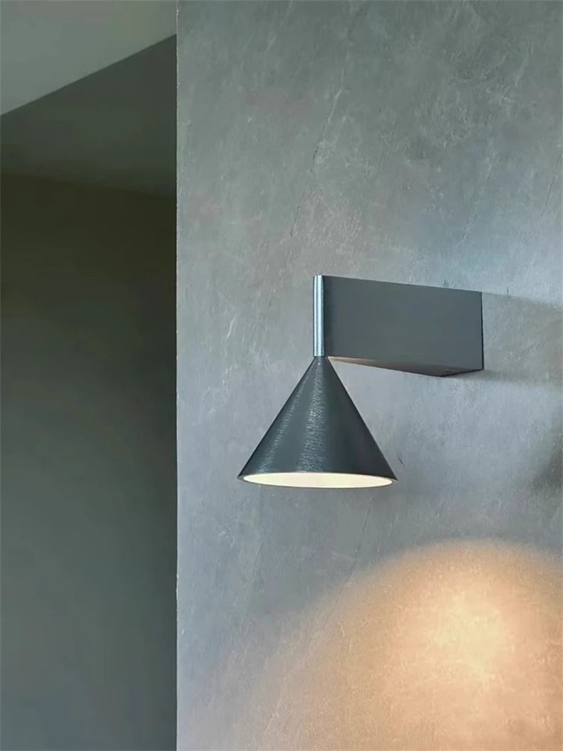 Minimalistische - Wandleuchte aus silberfarbenem Aluminium