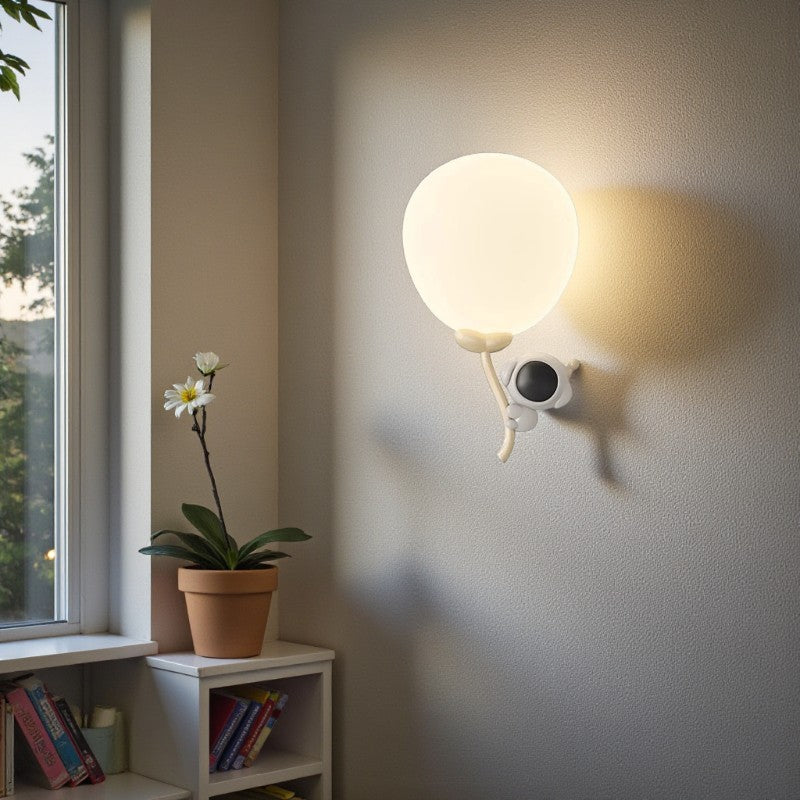Tierinspirierte - LED-Wandleuchte mit Globus-Schirm