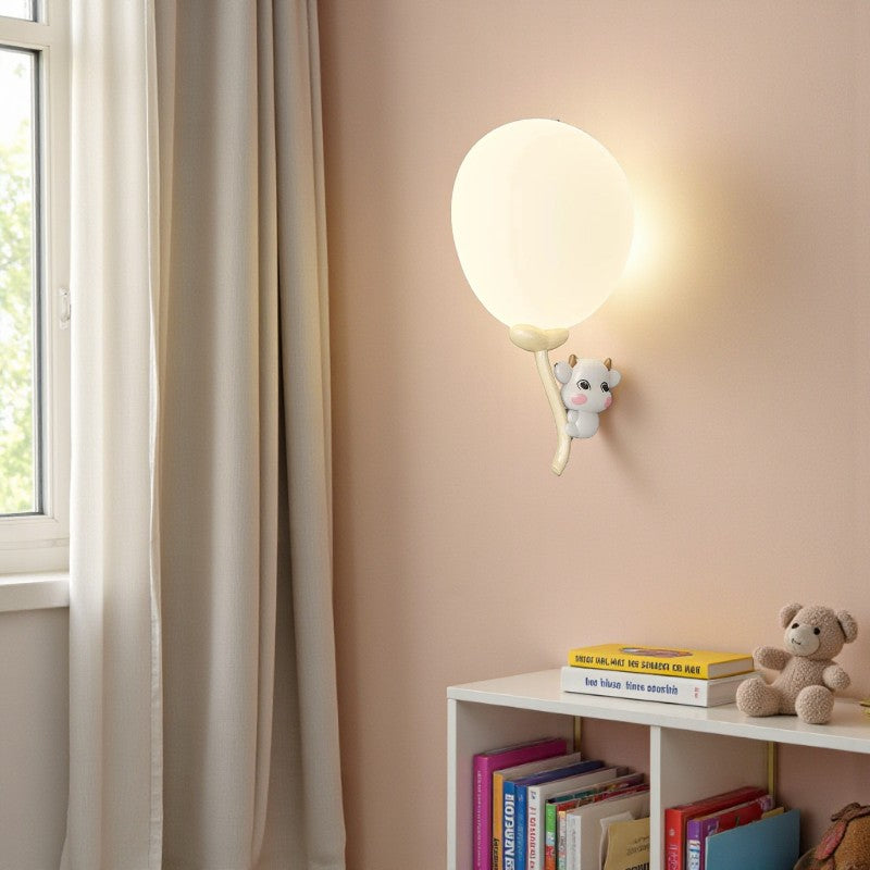 Tierinspirierte - LED-Wandleuchte mit Globus-Schirm