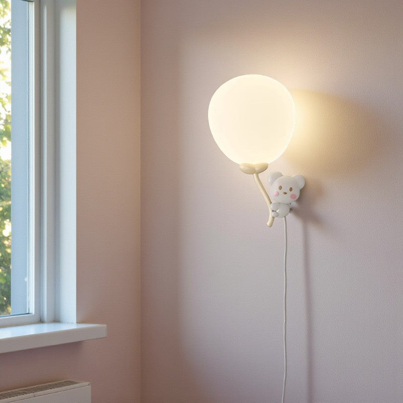 Tierinspirierte - LED-Wandleuchte mit Globus-Schirm