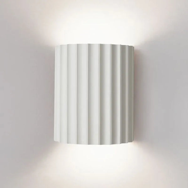 Kreative - Wandleuchte mit gerüschtem Schirm