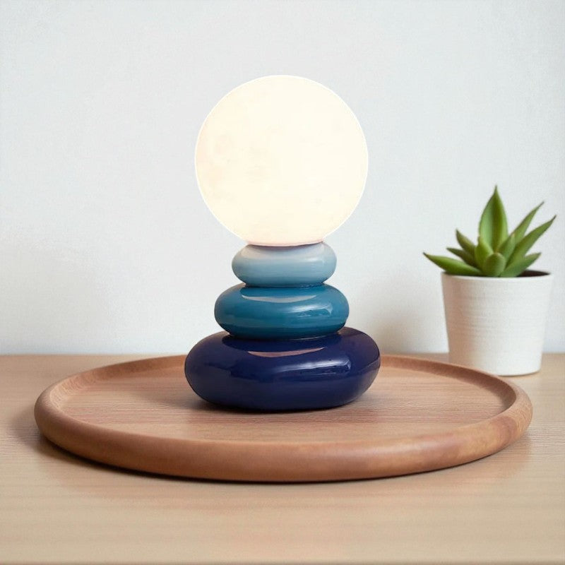 Gestapelte Steinkleuchte für zeitlose Akzente in der Wohnraumgestaltung