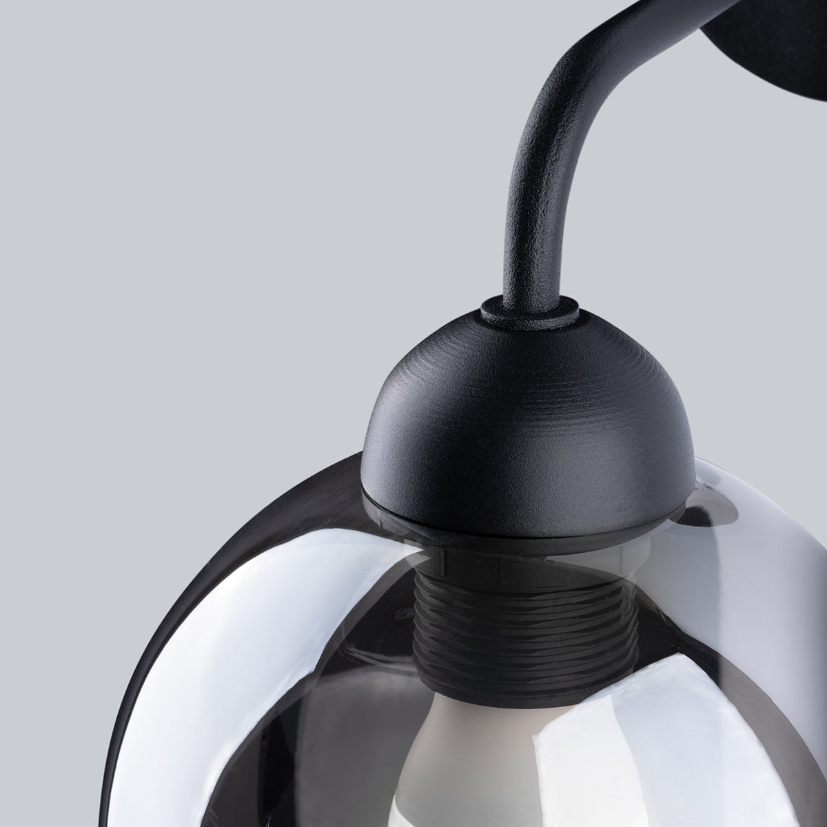 ALINO - 1 Wandleuchte, schwarz mit getöntem Glasschirm