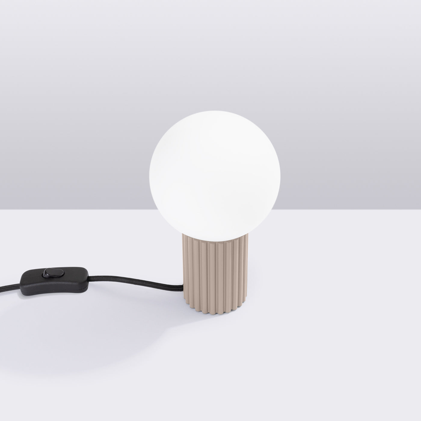 Lino - Tischleuchte in Taupe mit mattiertem Glaskugel