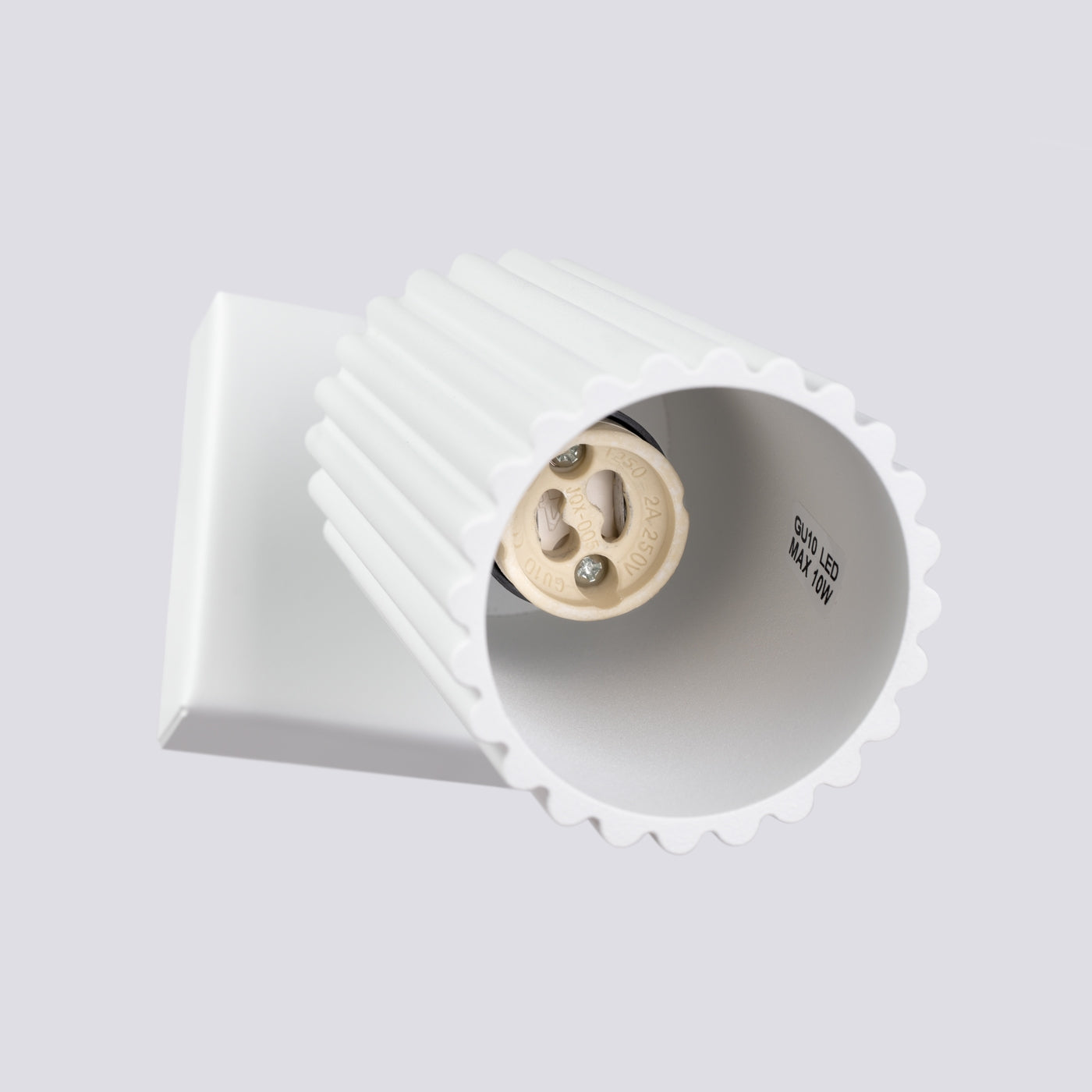 Brio - Wandleuchte aus karbonweißem Aluminium