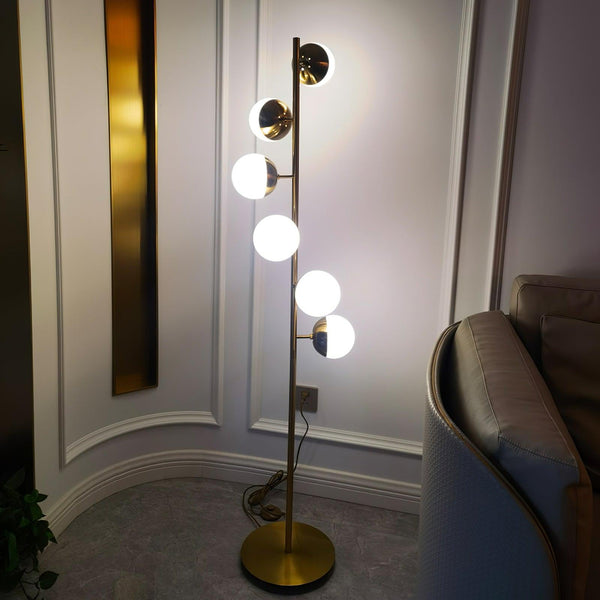 Vertika - Elegante LED-Baumlampe mit weißen Glasschirmen