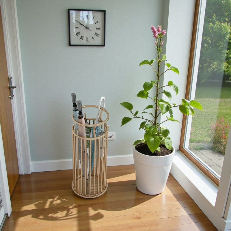 Eleganter Regenschirmständer mit polierten Golddetails für Flure und Eingangsbereiche