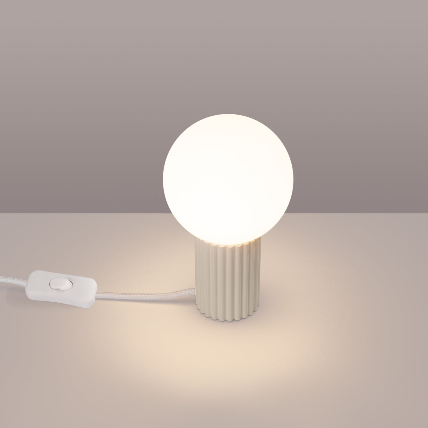 Bureia - Beige Tischleuchte mit mattiertem Glasschirm