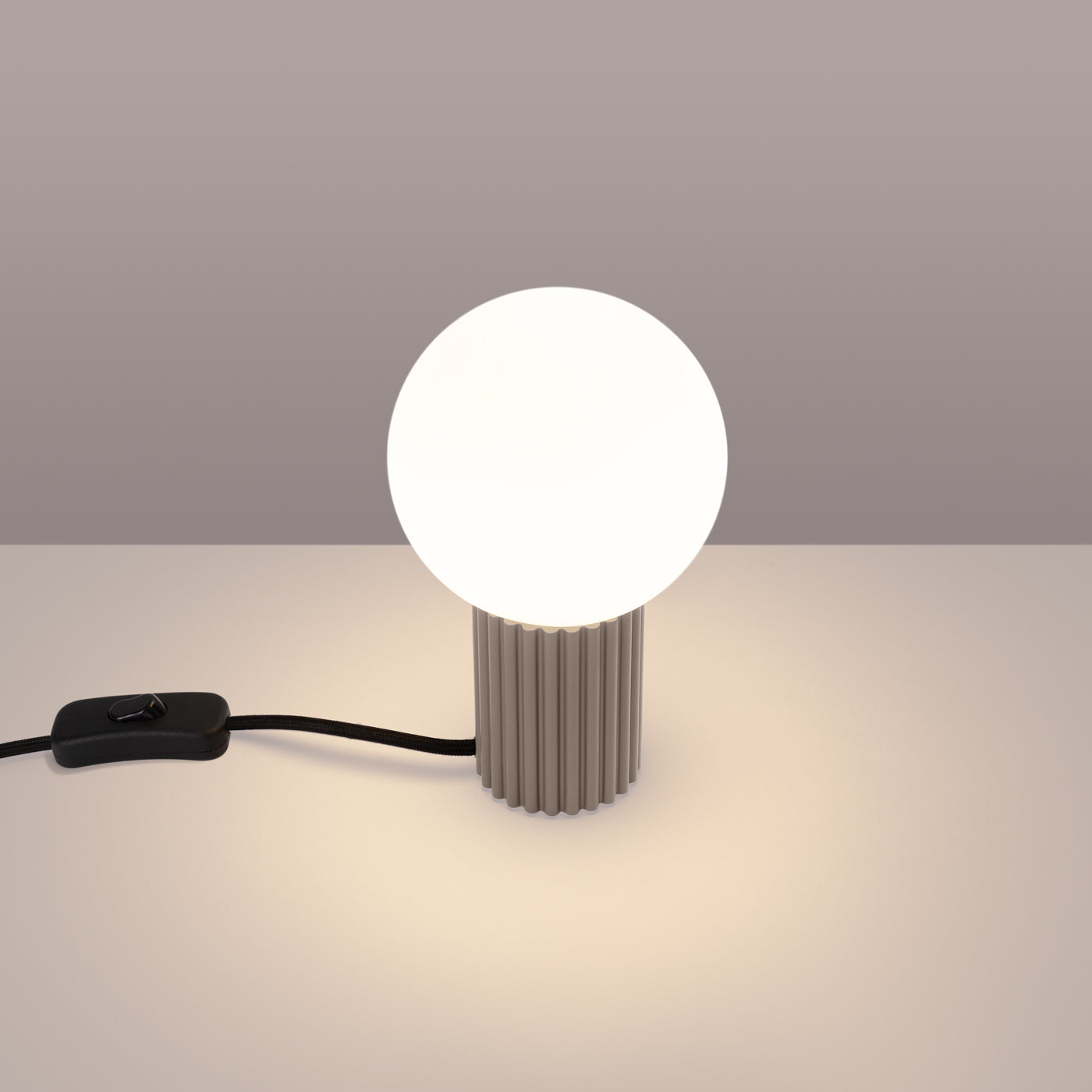 Lino - Tischleuchte in Taupe mit mattiertem Glaskugel