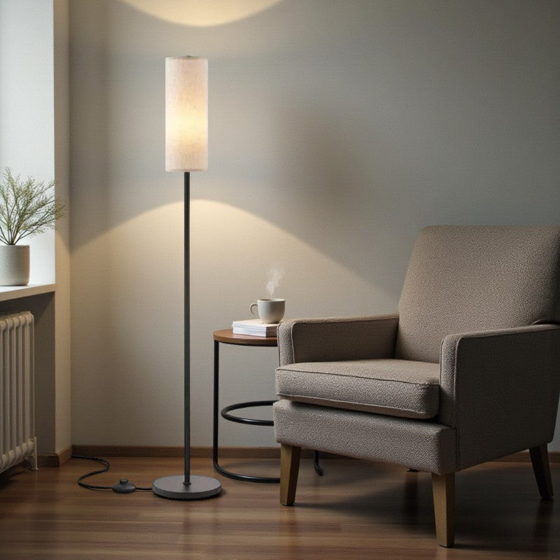 Schlanke Stehleuchte mit zylindrischem Schirm für sanfte Stimmungsbeleuchtung