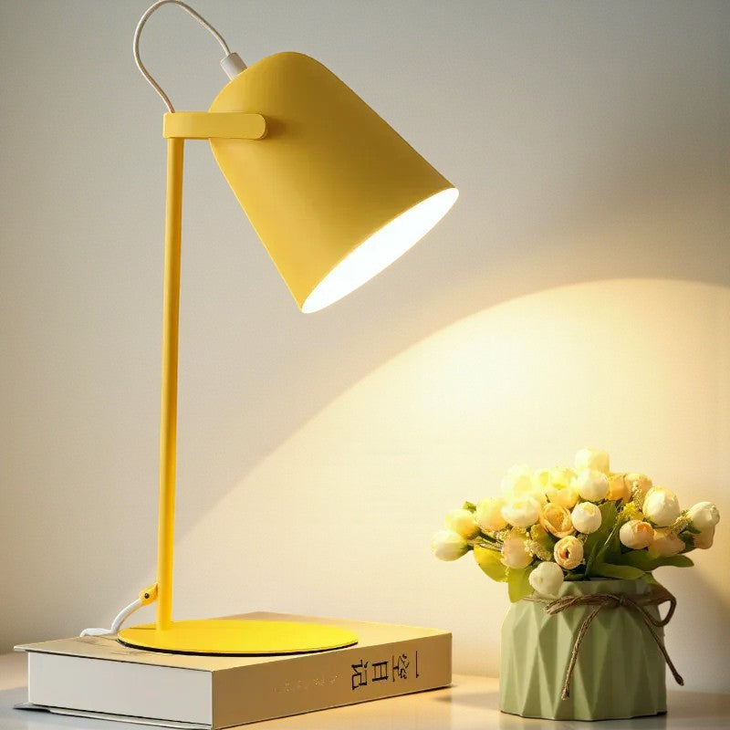 Verstellbare Schreibtischlampe im skandinavischen Design und mit funktionaler Beleuchtung